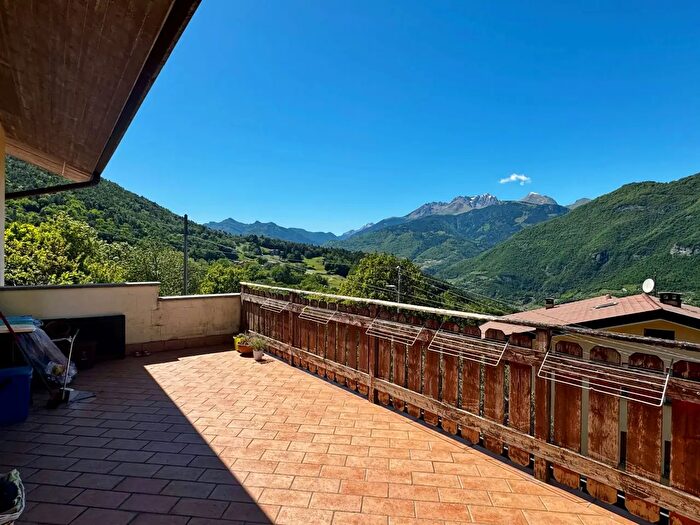 Casa con 7 locali in vendita in Via del Re, Breno