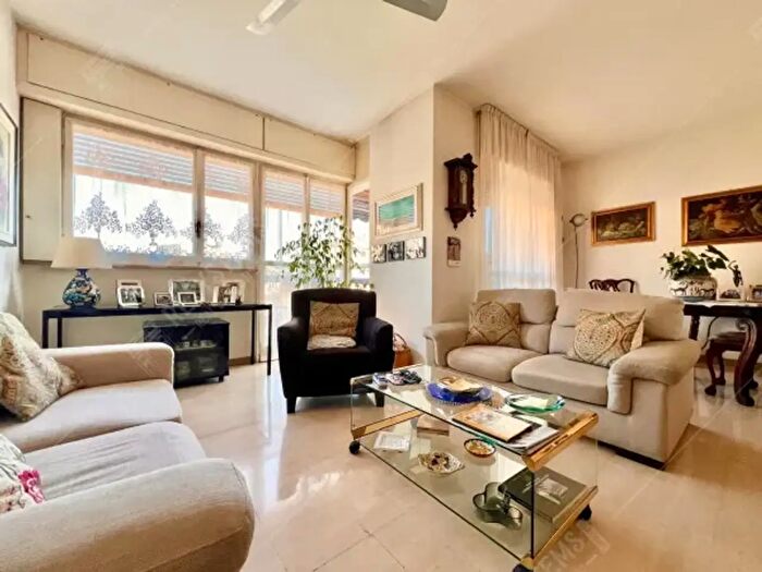 Appartamento quadrilocale in vendita in Viale San Gimignano, Milano