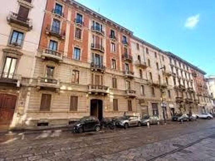 Appartamento trilocale in vendita in Via Errico Petrella, Milano