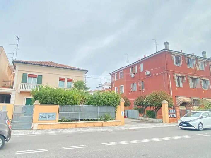 Casa quadrilocale in vendita in Via Darsena, Ferrara