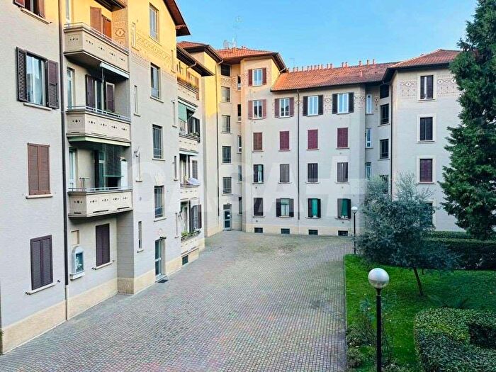 Appartamento trilocale in vendita in Via Mac Mahon, Milano