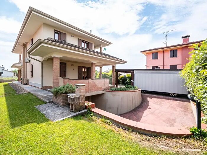 Casa quadrilocale in vendita in Via G Segantini, Curtatone