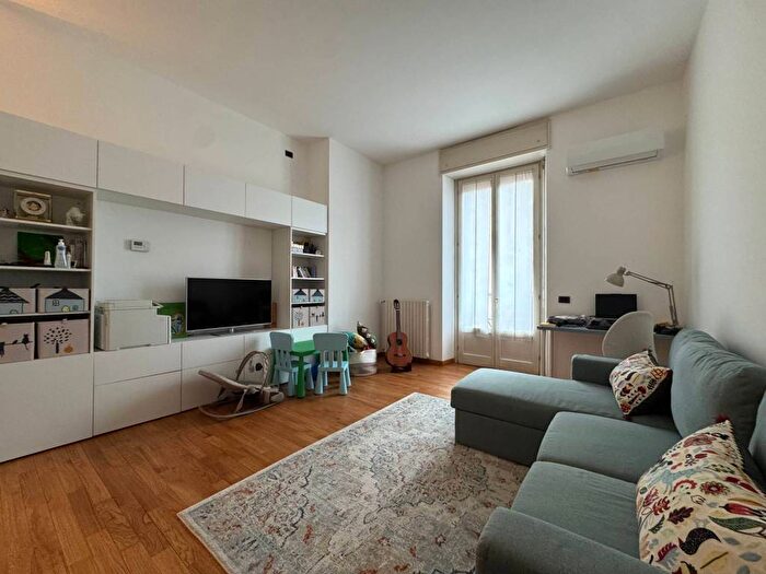 Appartamento quadrilocale in affitto in Piazzale Medaglie dOro, Porta Romana Medaglie dOro, Milano