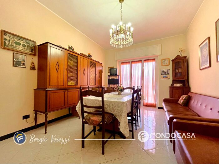 Appartamento trilocale in vendita in Via XXV Aprile, Borgio Verezzi