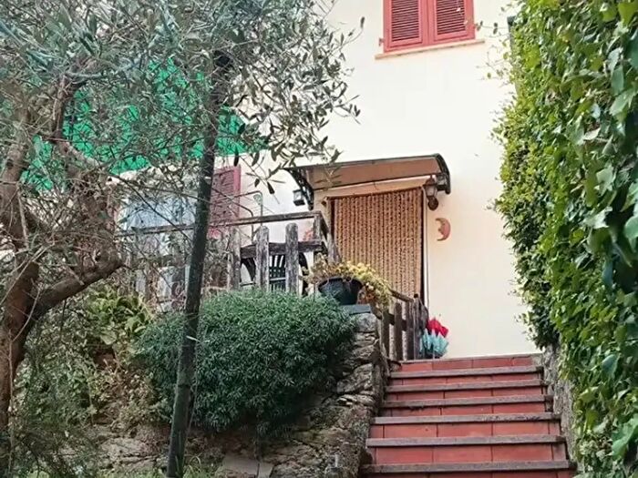 Casa quadrilocale in vendita in Luni