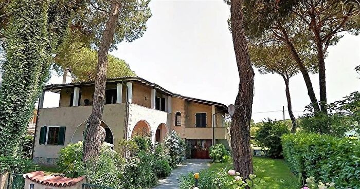 Casa con 8 locali in vendita in Pietrasanta