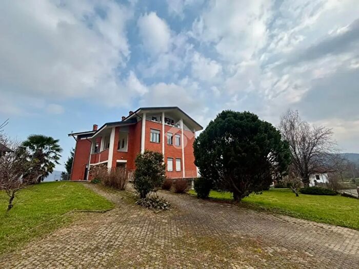 Appartamento trilocale in vendita in Via della Gora, Rueglio