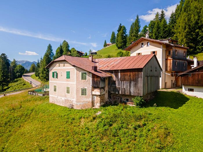 Casa con 10 locali in vendita in Strada De Ronch, San Giovanni di Fassa