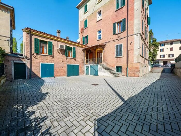 Appartamento trilocale in vendita in Via Emilia Est, Modena