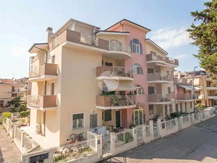 Appartamento bilocale in vendita in Via G Parini, Pineto
