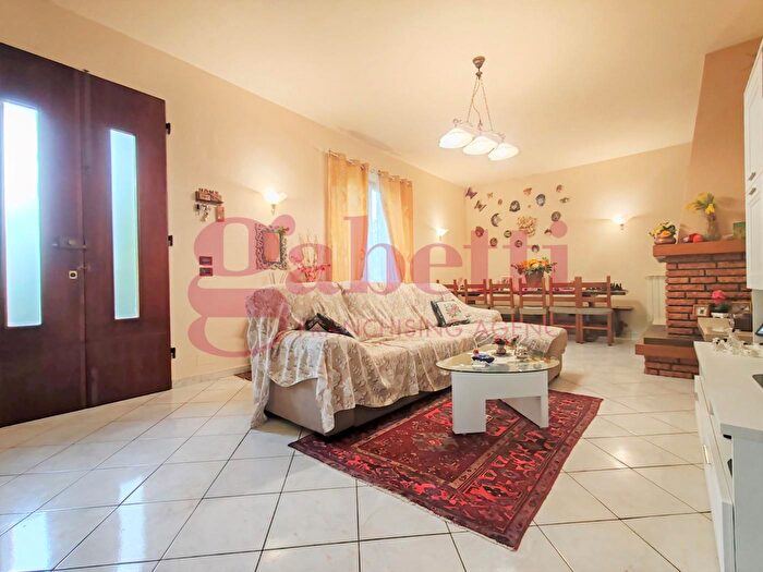 Casa con 5 locali in vendita in Via del Monte Est, Bientina