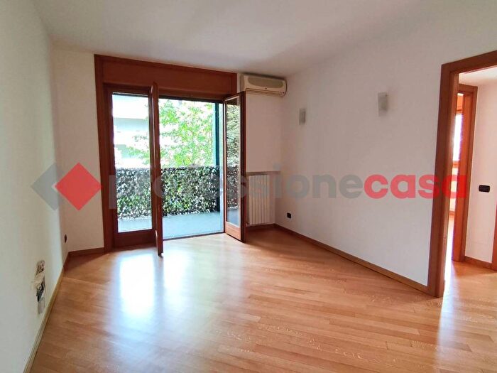 Appartamento trilocale in affitto in Via Valtellina, Farini, Milano