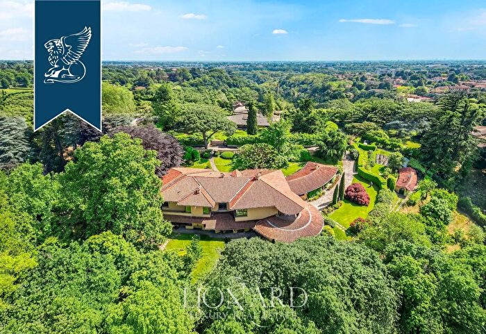 Casa con 7 locali in vendita in Carate Brianza