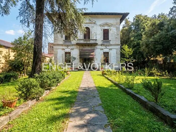 Casa con 6 locali in vendita in Via Pistoiese, Prato