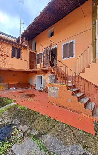 Casa con 6 locali in vendita in Via Montebello, Cirie