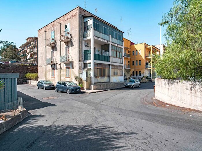 Appartamento trilocale in vendita in Via San Giacomo, Catania