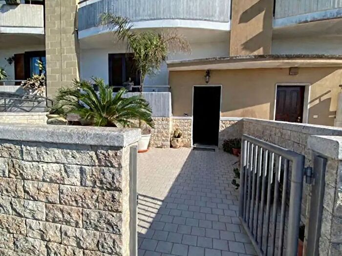 Casa con 8 locali in vendita in Casarano