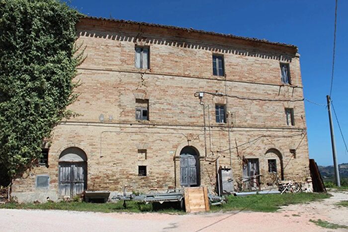 Casa con 8 locali in vendita in Via SantAnna Montottone, Montottone