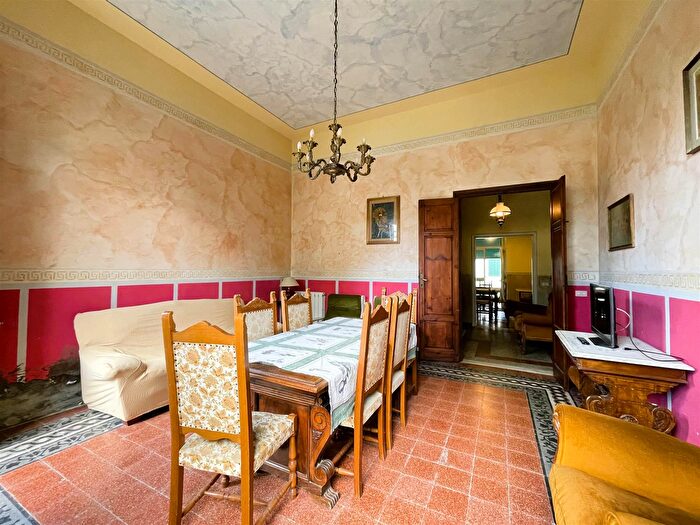 Casa con 7 locali in vendita in Camaiore