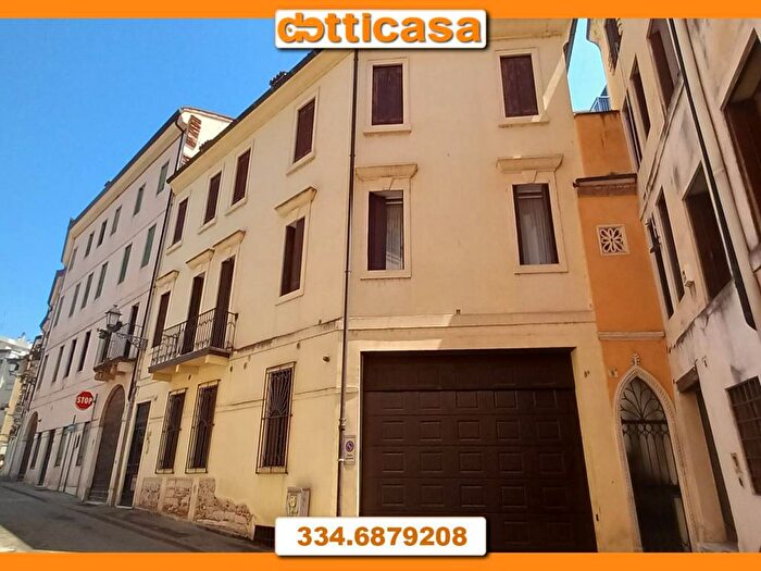 Appartamento trilocale in affitto in Centro Storico, Vicenza
