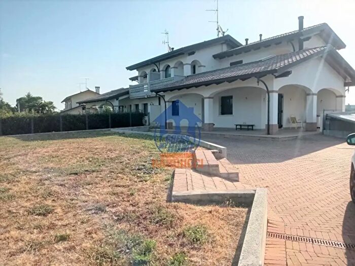 Casa con 10 locali in vendita in Cesena