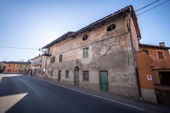 Casa con 6 locali in vendita in Via Roma, Genola