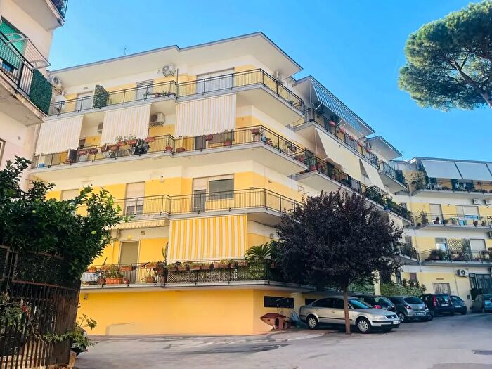Appartamento con 5 locali in vendita in Via Terracina, Napoli