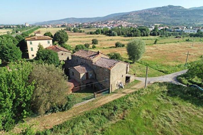 Casa con 6 locali in vendita in Nucleo Abitato Mencaglia, Cortona