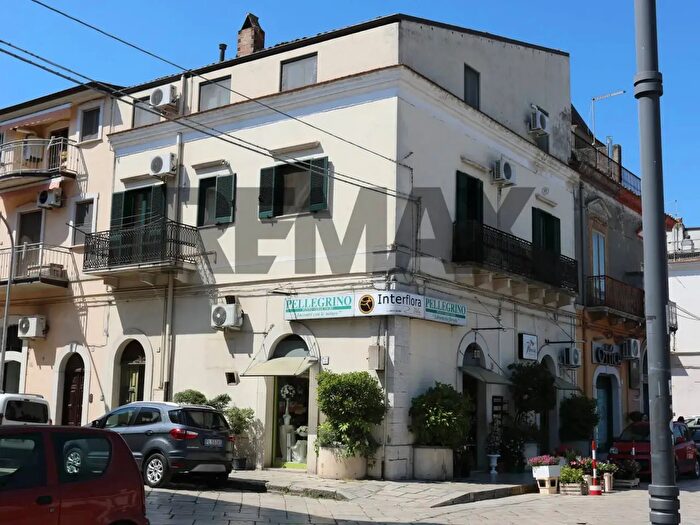 Casa con 10 locali in vendita in Via Cairoli, Venosa