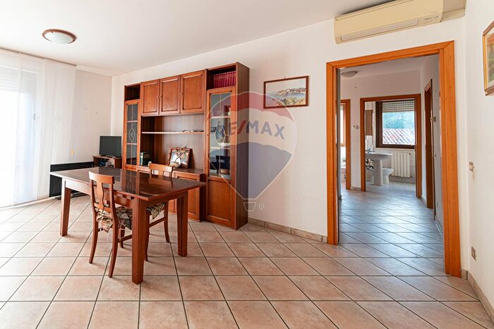 Appartamento con 5 locali in vendita in Viale del Lavoro, Jesi