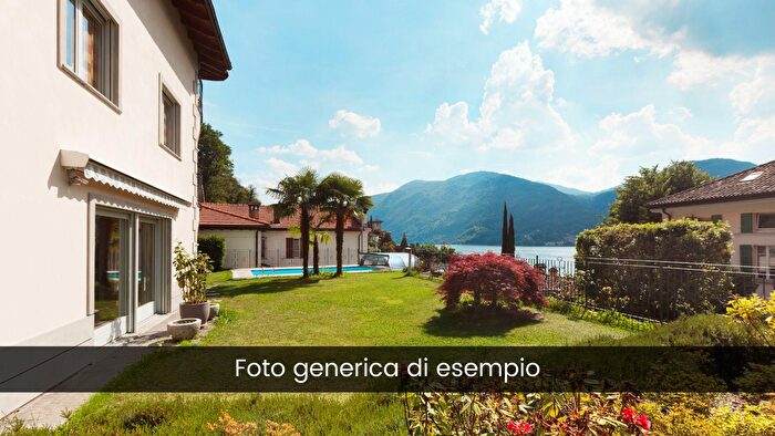 Casa con 6 locali in vendita in Canossa