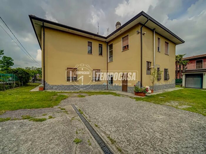 Appartamento bilocale in vendita in Via V Veneto, Biandronno