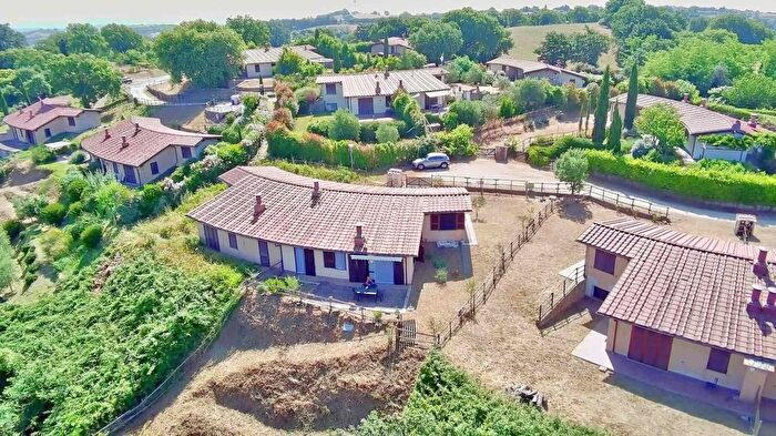 Casa con 8 locali in vendita in Scansano