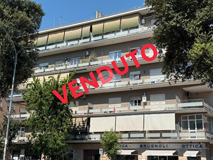 Appartamento trilocale in vendita in Viale Guglielmo Marconi, Roma