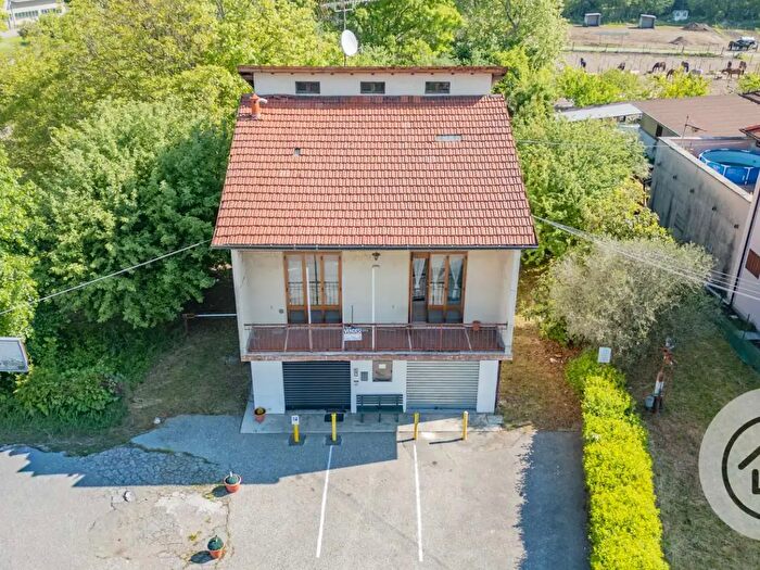 Casa con 6 locali in vendita in Via Trieste, Besozzo