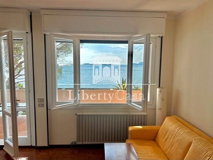 Appartamento trilocale in vendita in Corso Zanardelli, Gardone Riviera