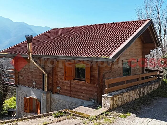 Casa con 5 locali in vendita in Frazione Tuoro Snc, Roccabascerana