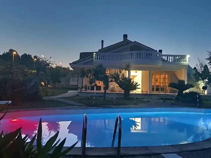 Casa con 10 locali in vendita in Via Mario Colella, Citta' Sant'Angelo