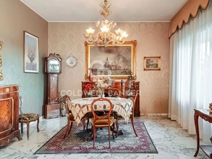 Appartamento con 6 locali in vendita in Via Giovanni Arrivabene, Roma