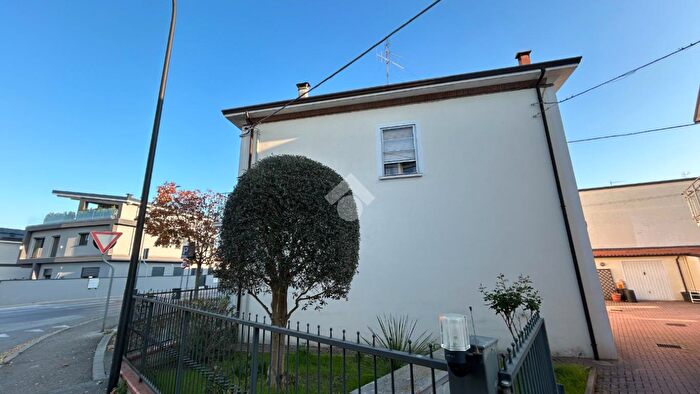 Casa con 14 locali in vendita in Via Bidente, Ravenna