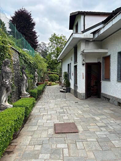 Casa con 11 locali in vendita in Regione Oviglia Inferiore, Lanzo Torinese