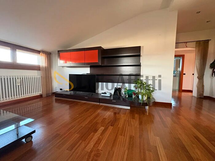 Appartamento quadrilocale in affitto in Via Edmondo De Amicis, Bollate
