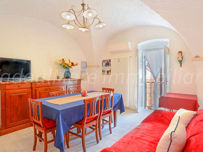 Casa trilocale in affitto in Vico Daniele Manin, Spotorno