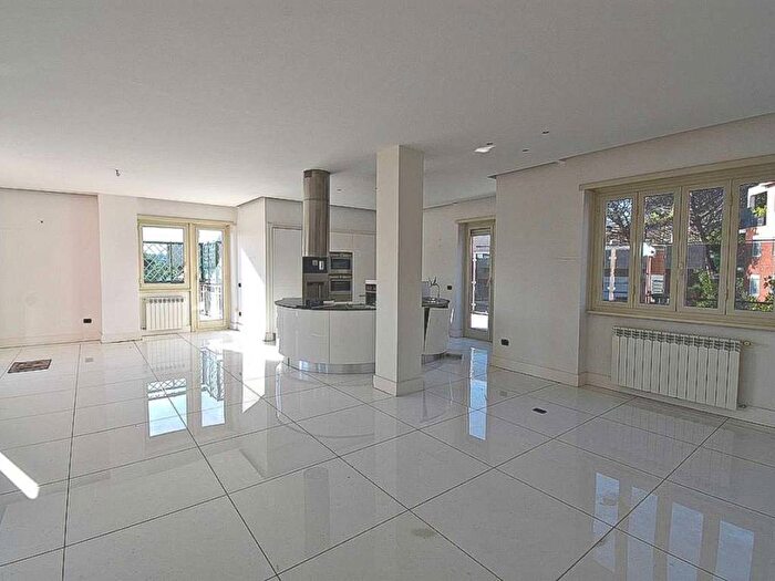 Casa con 6 locali in affitto in via Gradoli, Tomba di Nerone, Roma