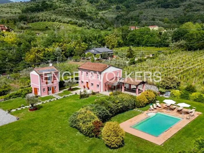 Casa con 6 locali in vendita in Via Ziro, Luni