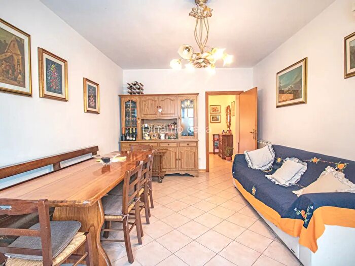 Appartamento con 5 locali in vendita in Via Anzio, Prato