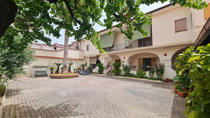 Casa con 6 locali in vendita in Vico III Via Vescovo Natale, Casapulla