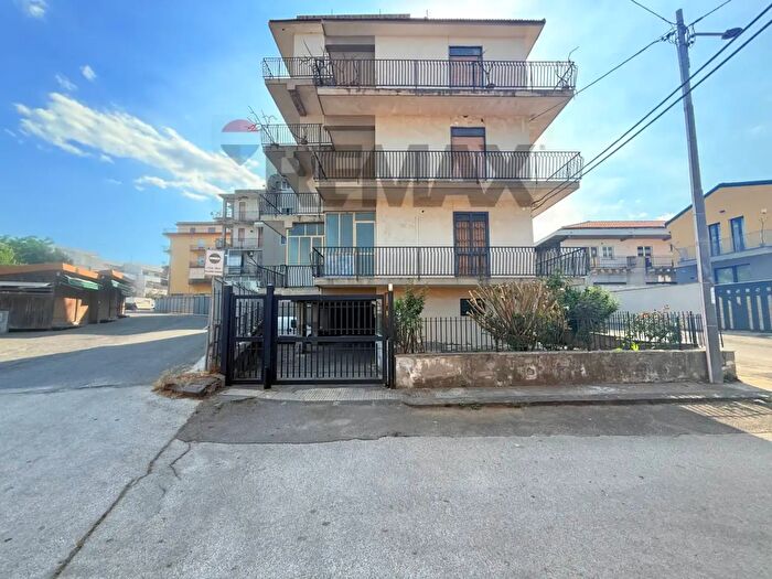 Appartamento con 6 locali in vendita in Via Circumvallazione, Riposto