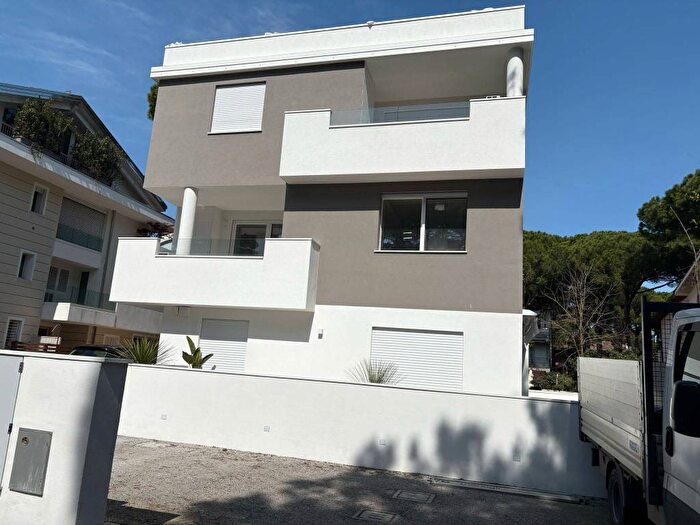 Appartamento trilocale in affitto in Viale Giuseppe Verdi, Milano Marittima, Cervia