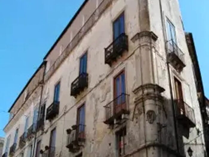 Appartamento con 6 locali in vendita in Via del Liceo, Cosenza